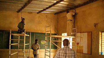Installation der Leitungen und Lampen in der Schule in Pathiri