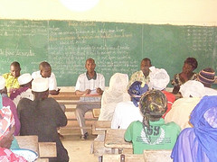 Rege Teilnahme an den Diskussionen bei einem Treffen mit den Elternvertretern und Lehrern